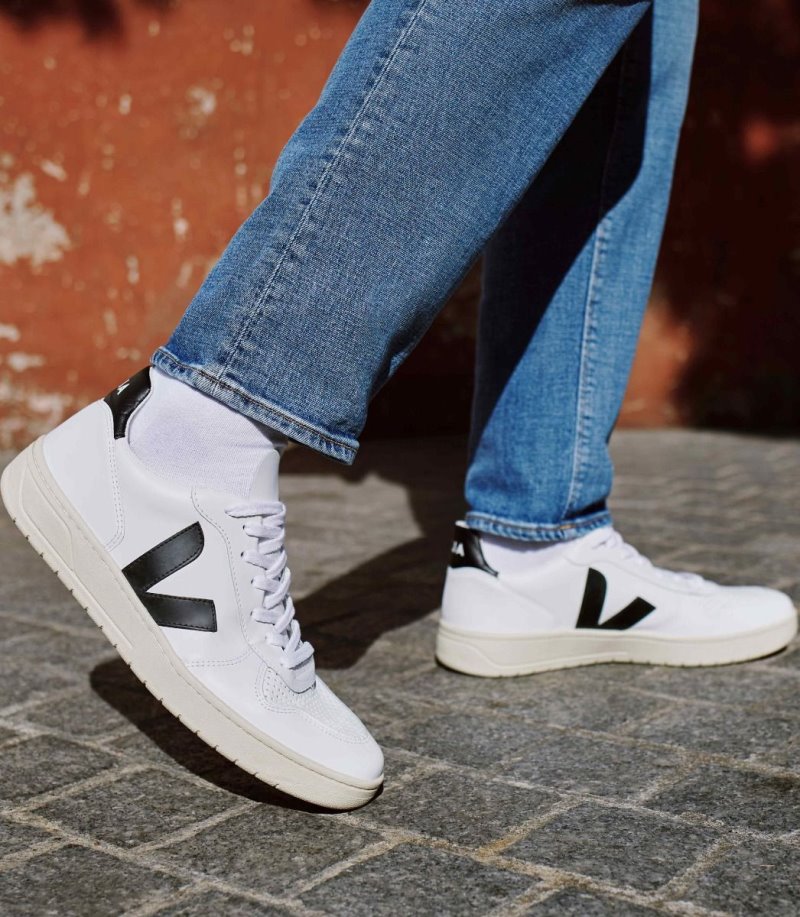 White / Black Veja V-10 Leather Men's Sneakers | IE-323286